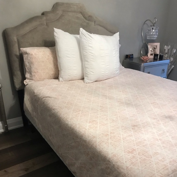 Queen Size Duvet Cover and 2 Pillow Shams ( from Urban Barn) - Picture 2 of 4